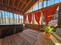 Romantic Fall Foliage Couples Cabin, Private Hot Tub, EV Station, Fast 600 Mbps WiFi - B&B Mars Hill