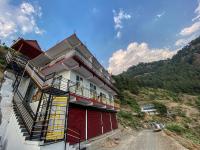 Scenic Village Stay near Kufri With Bonfire & Veg Meals-Alpine Crest Homestay Kufri - B&B
