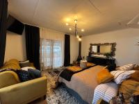 Zimmer mit Kingsize-Bett und Gartenblick. 