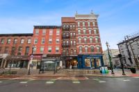 Chic Penthouse 15 Minutes From NYC - bus stop at doorstep - B&B