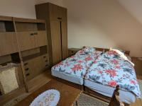 Zimmer mit Kingsize-Bett und Seeblick