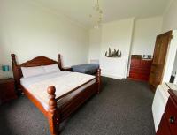 Habitación con cama grande