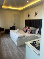 Zimmer mit Kingsize-Bett und Bergblick