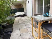 Retro-chic elegance with terrace near tramway - Bed and Breakfast Saint-Priest
