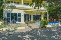 3-Story Beachfront Villa Sleeps 7, Private Pool - B&B Maya Beach