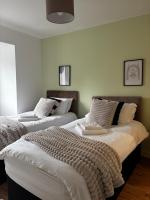 Classy 8-Bed Home, Ideal for Contractors & Work Teams, Nearby Major Roads - B&B Birmingham