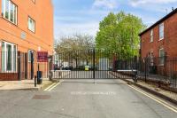 Beautiful Apartment in City Centre with Free Parking, Balcony, Work Desk, Self-Check-In, Fast Wifi and Smart TVs by Yoko Property - Chambres d'hôtes Coventry