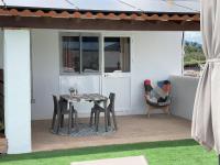 Studio mit Poolblick