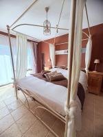 Habitación con cama grande y bañera de hidromasaje