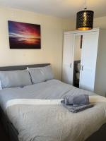 Comfy 2BR Apartment in Coventry - B&B