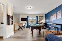 Fun Game Room Steps to Beach 2 Level Lux Condo - B&B
