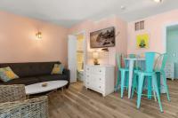 Steps to Beach and Boardwalk Pineapple Retreat - B&B Hampton