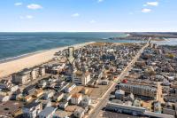 Private Balcony Steps to Beach K St Penthouse #6 - B&B Hampton