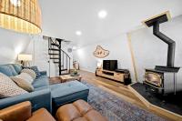 Cozy Modern Remodeled A-Frame with Grills & Deck - Ferienwohnung