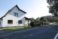 Modernes Ferienhaus mit 4 separaten Appartements, je mit vollausgestatteter Küchenzeile und eigenem Bad, 2 Gehminuten zum Badesee, Garten, Grillplatz, Kinderspielbereich, Hunde sind willkommen - B&B Blumenholz