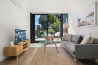 1BR Apartment Near CBD with Pool Access - B&B Melbourne