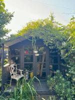 Stylish 3-bedroom house with secluded garden and home office in central Whitstable - Chambres d'hôtes Whitstable