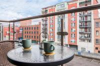 Bright & Spacious 2BR City Center - Free Secure Parking l Sleeps Up to 4 - B&B Belfast