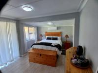 Habitación con cama grande y vistas al jardín