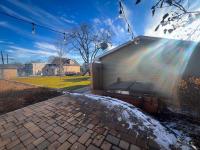 3Bed 2Bath Outdoor Oasis, Fenced Yard, HOT TUB! - B&B Cedar Falls