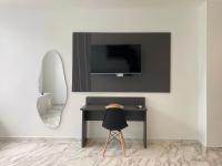 Deluxe One-Bedroom Apartment