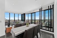 City Views 2BR Apt with Infinity Pool & Huge Gym! - Chambres d'hôtes Brisbane
