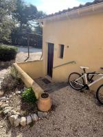 Maisonnette de charme dans domaine naturiste au pied du Mont Ventoux ! - Chambres d'hôtes Bédoin
