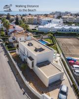 Modern 5BR Villa-Private Pool-Walk to Beach & Oura-10 Guests by Misha's Place - Chambres d'hôtes Albufeira