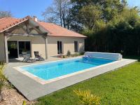 Le chant du Gave- Maison neuve lumineuse avec piscine- Rivière en contrebas du jardin - B&B