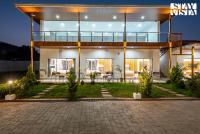 StayVista at The Grand Ten with lawn and pool - B&B