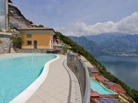 EnjoyIseoLake - Cherubino - Nice 2 floors apartment with pool, terrace and a terrific lake view - Chambres d'hôtes Parzanica