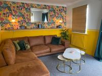 Kendal Explorers 3BR House with Free Parking and EV - B&B