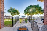 Luxe Waterfront 5BR Home Dock, Fire Pit and Fishing - Bed and Breakfast