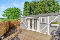 Llwynhelig House Railway Carriage - Delightful Cowbridge Railway Carriage with Hot Tub - B&B