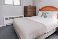 Charming Room w Private Bath Wi-Fi in Brownstown - B&B Woodhaven