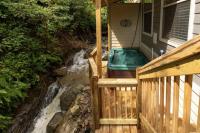 Falling Brook – Cozy Creekside Cabin with Hot Tub, Game Loft & Dog-Friendly Comfort - Chambres d'hôtes Gatlinburg
