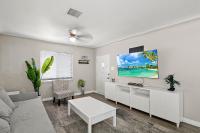 Renovated Stay, Parking, Near DT & Airport - Bed and Breakfast