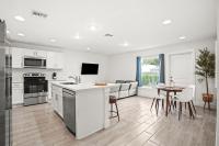 Chic & Central 3BR Mins to Downtown - Bed and Breakfast West Palm Beach