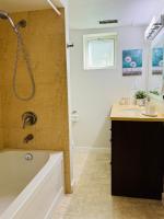 Creek Side 2-Bedroom Guest Suite - B&B Burnaby