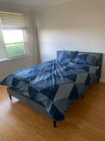 Comfortable Queen Room in Spacious House with Backyard - GA3 - Bed and Breakfast Chullora