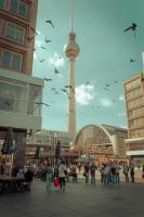oompH Berlin 3BR Apt with Light Tones and Artwork - B&B