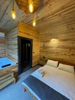 Habitación con cama extragrande y vistas al lago