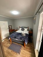 Habitación con cama grande y vistas al jardín