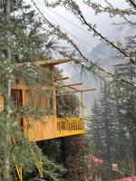 TreeHouse with Jacuzzi by The Woodpecker Inn Jibhi - Ferienwohnung