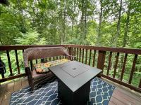 Jungle Fever Honeymoon Cabin Hot Tub - B&B Sevierville
