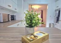 5 Bedroom House in Cheltenham, Sleeps 11 - Bed and Breakfast