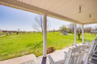 Fire Pit and Gazebo Rural Warrensburg Getaway! - B&B