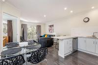 2 BR Apartment with Car Parking on Melbourne Street - B&B North Adelaide