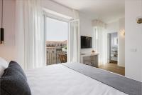 Zimmer mit Kingsize-Bett und Balkon
