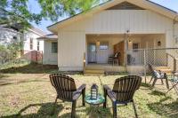 Walk to Eats & Entertainment: Home in Brookhaven - B&B Brookhaven
